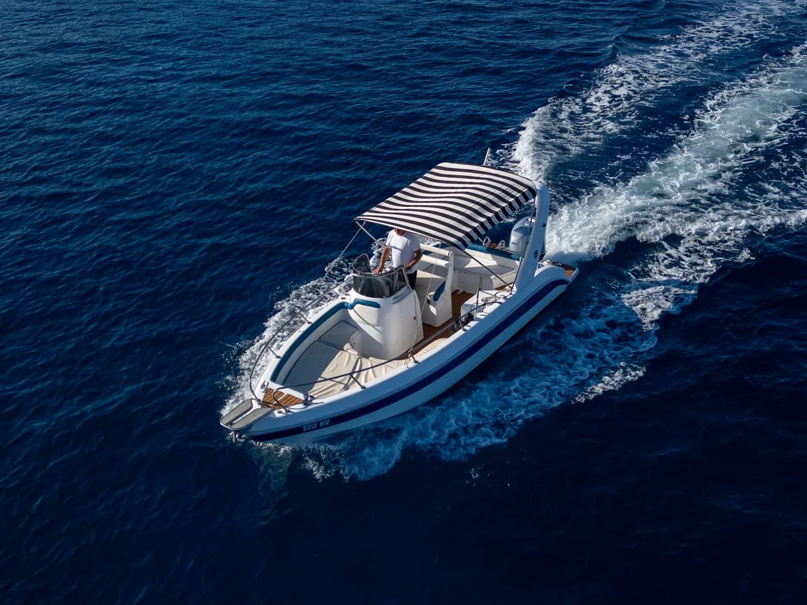 speeder-hvar-cruising
